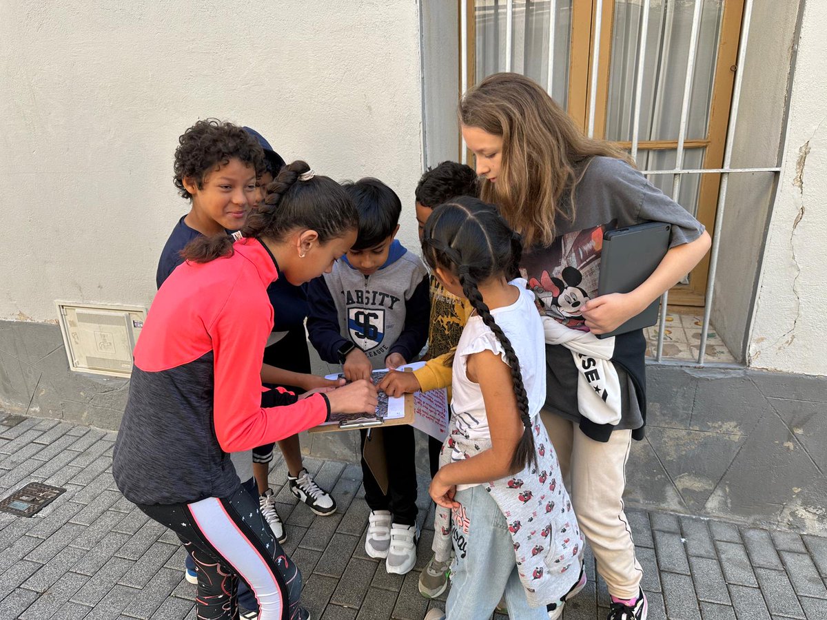 PauCasals_Rubi's tweet photo. Els infants de l’aula d’acollida fan una gimcana lingüística  pel Mercat Municipal de #rubicity i les botigues del voltant. Un bon aprenentatge per conèixer l’entorn proper, aprendre vocabulari  i parlar en públic. #optimot @SEVOCIII @ClaraSoleyManue 
Bona feina Marcos👏👏👏 https://t.co/DCvIVEKskZ