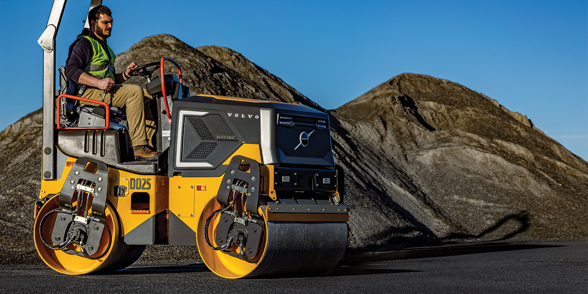VolvoCE_NA's tweet image. Our zero-exhaust asphalt compactor is here! Pre-orders for the new DD25 Electric compactor are now open. ⚡️ Read up on this exciting new machine. bit.ly/3IkhN0G #Compactor