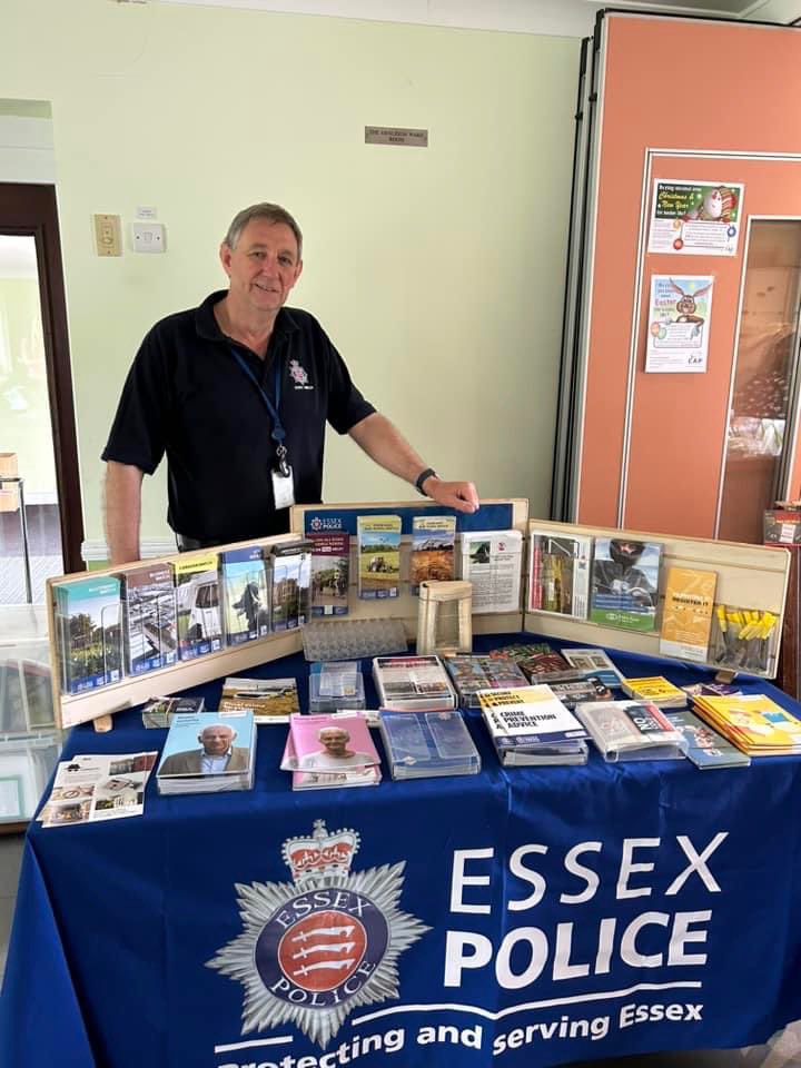KeithRBarber's tweet photo. Safe, Well & Secure - @EssexPoliceUK, @ECFRS, @Brentwood_BC, @BrentwoodCvs and partners coming together to help West Horndon residents. Delighted to visit and see so many organisations working to strengthen our community. #WestHorndon #safewellsecure #community https://t.co/6KWSP3joml