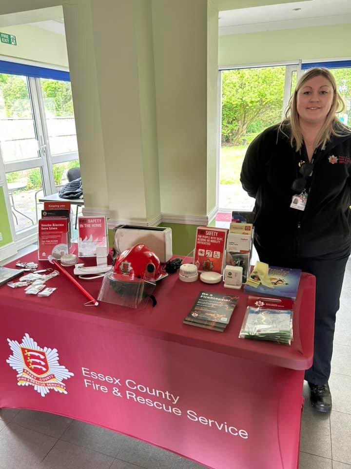 KeithRBarber's tweet photo. Safe, Well & Secure - @EssexPoliceUK, @ECFRS, @Brentwood_BC, @BrentwoodCvs and partners coming together to help West Horndon residents. Delighted to visit and see so many organisations working to strengthen our community. #WestHorndon #safewellsecure #community https://t.co/6KWSP3joml