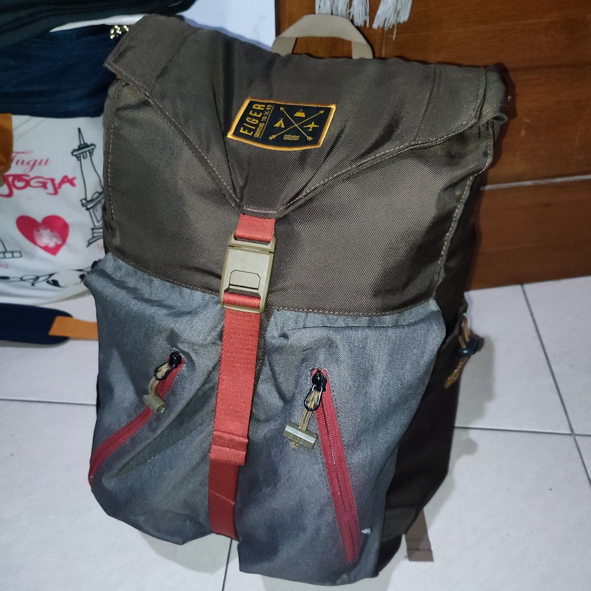 buncititsmylife's tweet image. Muat juga 😸 (16 pakaian + anduk + sarung + kancut + alatmandi + sepatu) 

#TimRansel #Eiger