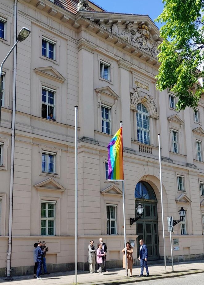 mwfkbrb's tweet photo. Vielfalt feiern! Deshalb hängt heute die #Regenbogenfahne vor dem #MWFK. @ManjaSchuele: "Rechtliche Gleichstellung bedeutet nicht automatisch gesellschaftliche Akzeptanz. So lange Benachteiligung, Ausgrenzung &amp; Ablehnung zum Alltag queerer Menschen gehören, zeigen wir Flagge."🌈 https://t.co/CKAu4VbhF6