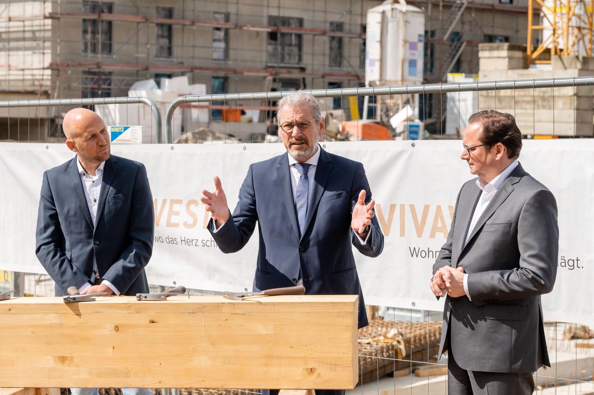 Vivawest_Wohnen's tweet photo. #VIVAWEST feiert Richtfest. Uwe Eichner, Vorsitzender der VIVAWEST-Geschäftsführung, Essens Oberbürgermeister @tkufen und Projektpartner freuen sich auf 71 neue Wohnungen und eine Kita an der Zölestinstraße in Essen-Heisingen. https://t.co/BhUxZdfWca https://t.co/86ypKKwDnA