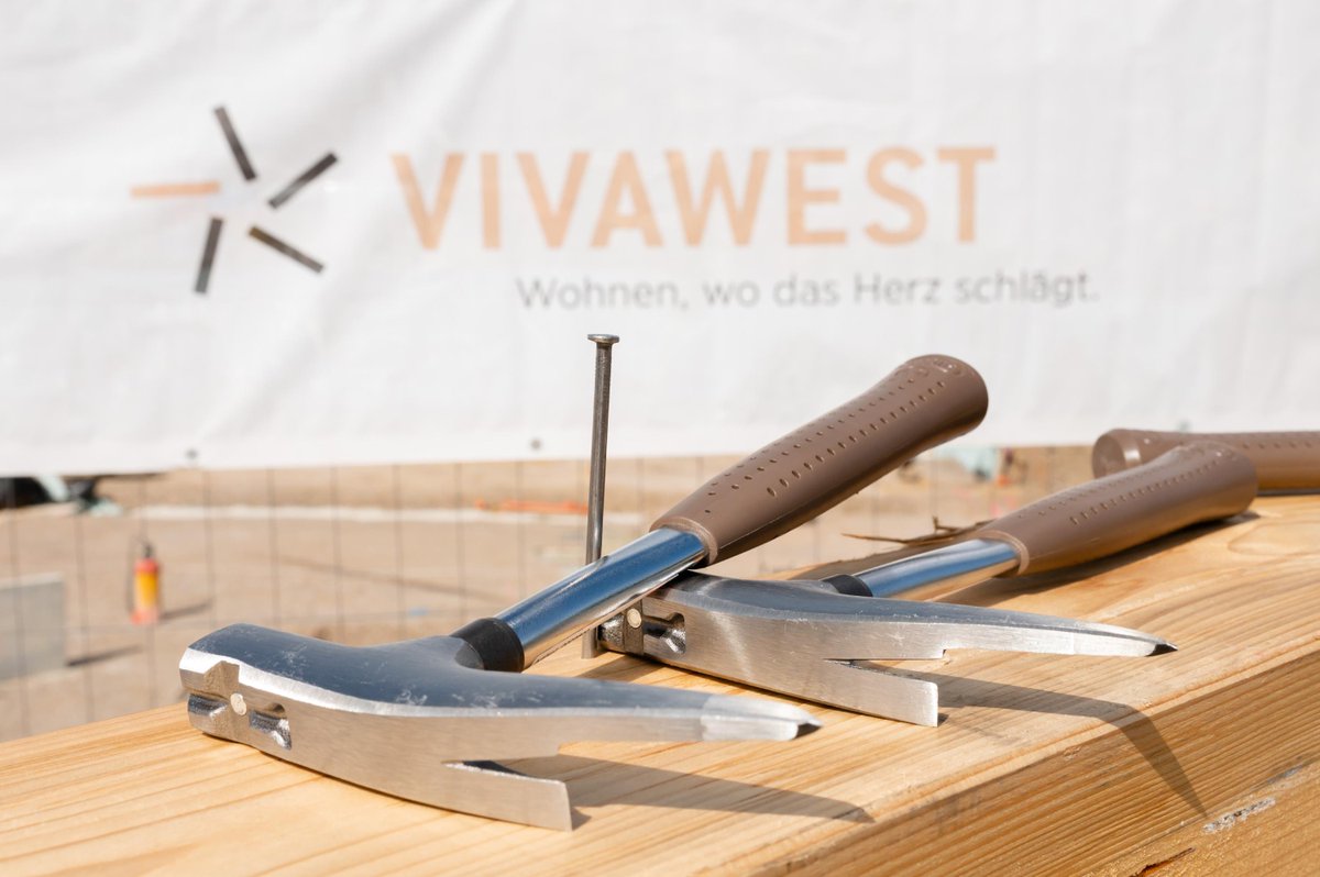 Vivawest_Wohnen's tweet photo. #VIVAWEST feiert Richtfest. Uwe Eichner, Vorsitzender der VIVAWEST-Geschäftsführung, Essens Oberbürgermeister @tkufen und Projektpartner freuen sich auf 71 neue Wohnungen und eine Kita an der Zölestinstraße in Essen-Heisingen. https://t.co/BhUxZdfWca https://t.co/86ypKKwDnA