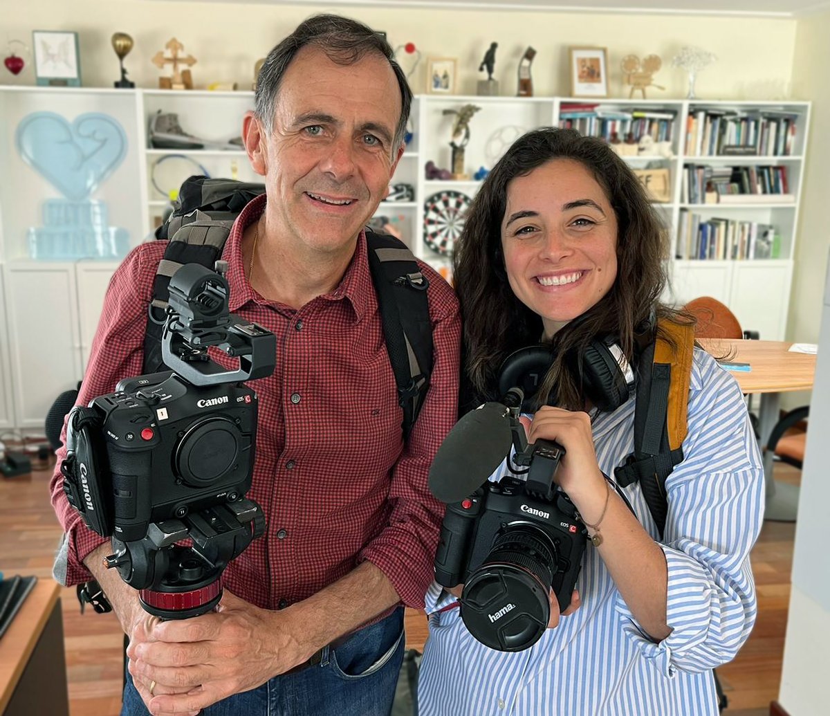 infinitomasuno's tweet image. ¡Ha comenzado el lío!

🎞️ MISIÓN: Documentar la belleza de la iglesia
👤 EQUIPO: Una panda de locos enamorados de este proyecto
⛽ COMBUSTIBLE: Vuestro apoyo y oración

Familia, ¡ésto ha arrancado! 

Cámaras bendecidas, y a intentar no estorbar mucho al Espíritu Santo.