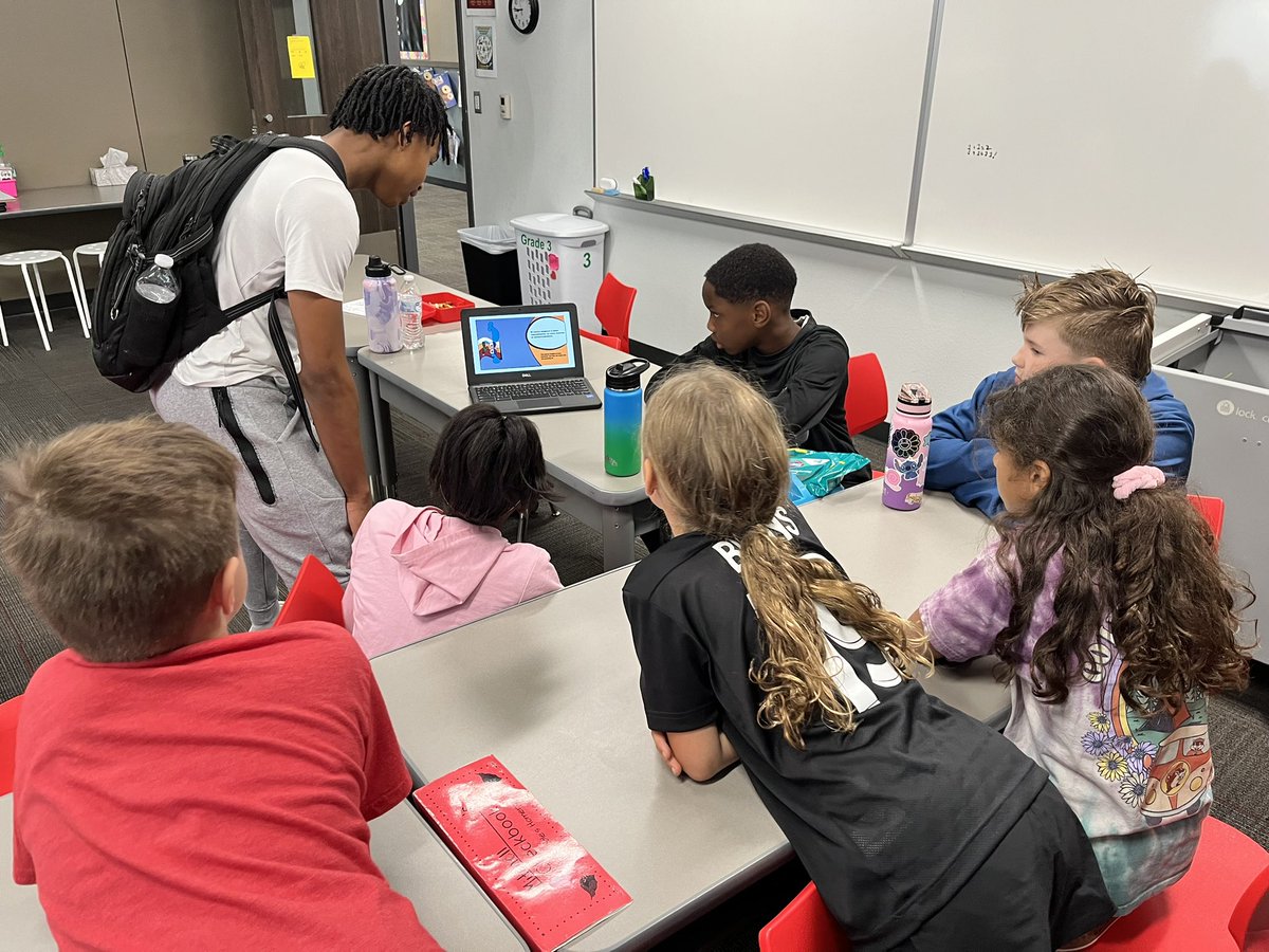 mrsnoblesclass's tweet image. MHS students came to share their projects with our 3rd graders! 🤩🫶🏻🤩 #NCExcels @melissaisd @MHSCards #engaged #secondlanguage