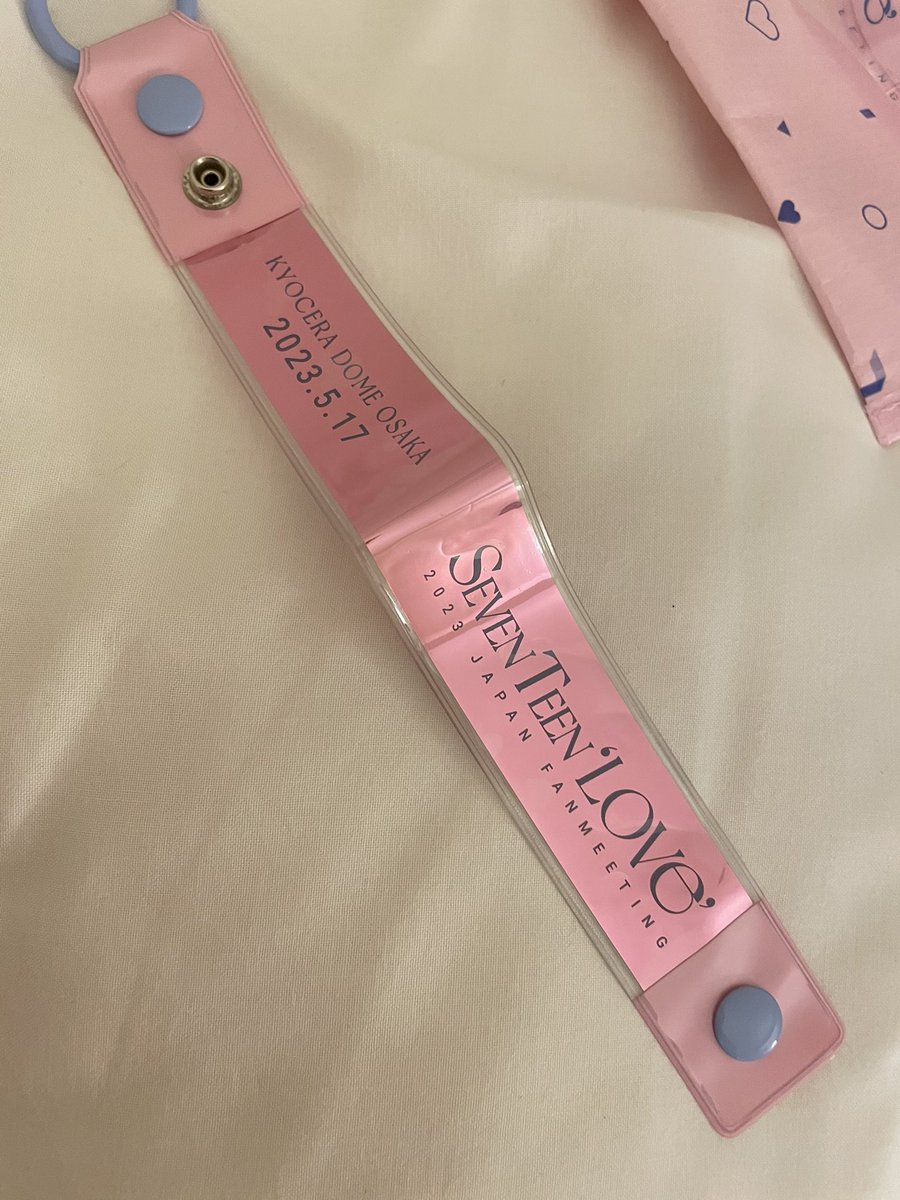 _haniiii_n's tweet photo. 座席的に銀テギリギリ飛んでこなかったから、プレミアムシートのグッズについてる銀テケースに入れる銀テないじゃん‼️って思ってたんだけど、ホテル帰って開けたらすでに銀テ入ってた🥹
しかも、飛んだやつとは違う日付入りの銀テ🥹 https://t.co/OcF56lH4qY
