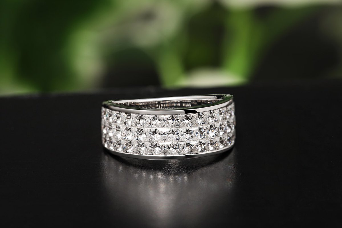GemsRyusho's tweet photo. モアサナイトのインビジブルセッティング #invisiblesetting #ミステリーセッティング #mysterysetting #moissaniteinvisiblesetting
特殊セッティングを得意とする職人さんに作って頂きました。
作ったミステリーセッティングはなかなか見ないと思います。お写真は業者さんに撮っていただきました。#モアサナイトジュエリー #特殊セッティング