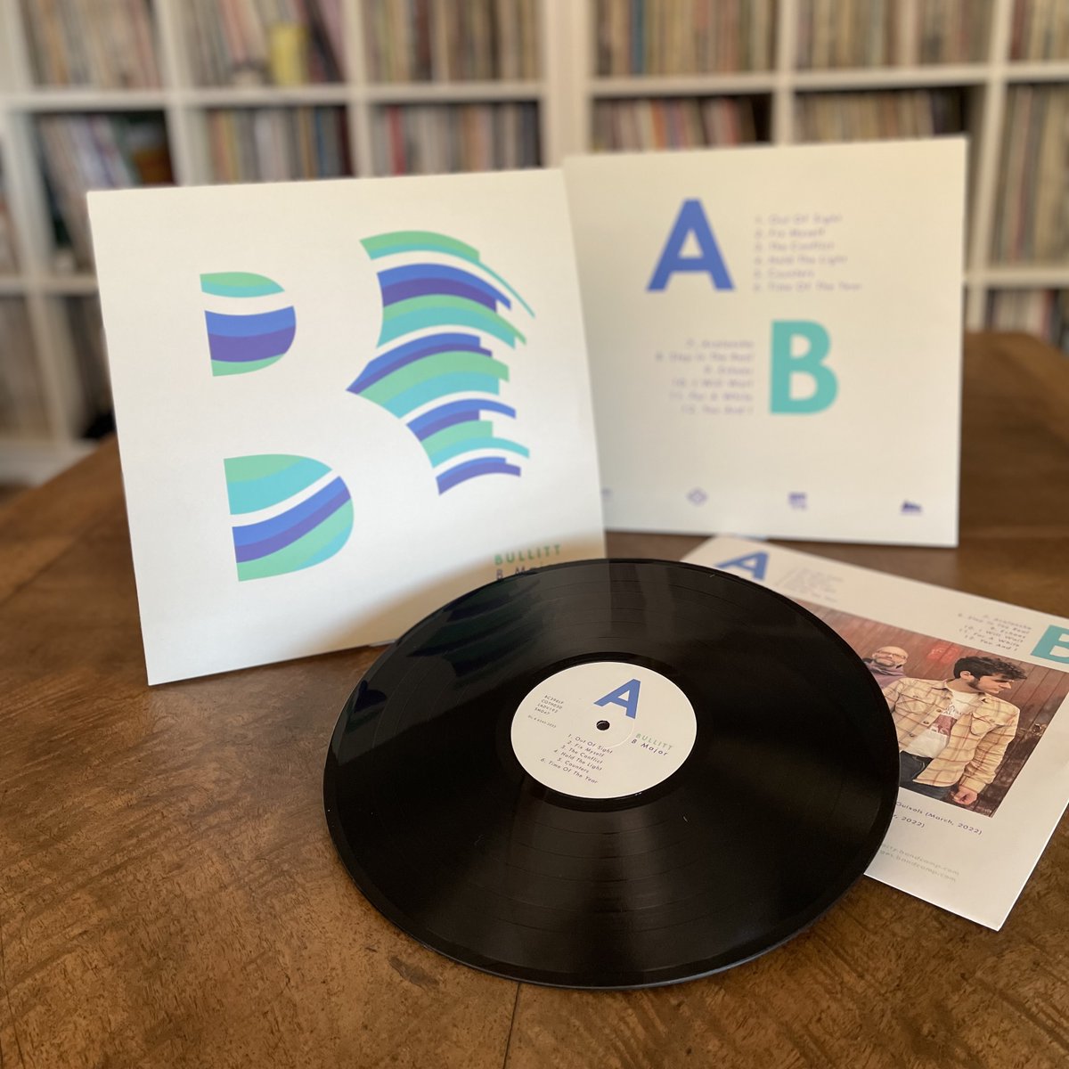 bcoredisc's tweet image. Ja el tenim aquí i ha quedat preciós. Els #preorders ja estan en camí. Fes-te amb la teva còpia a la @bcstore_bcn #linkinbio
📷 Artwork de @xaviercalvet
bcstore.bcoredisc.com/banda/bullitt/
.
#bullitt #bmajor #newalbum #rock #punkrock #music #indie #powerpop