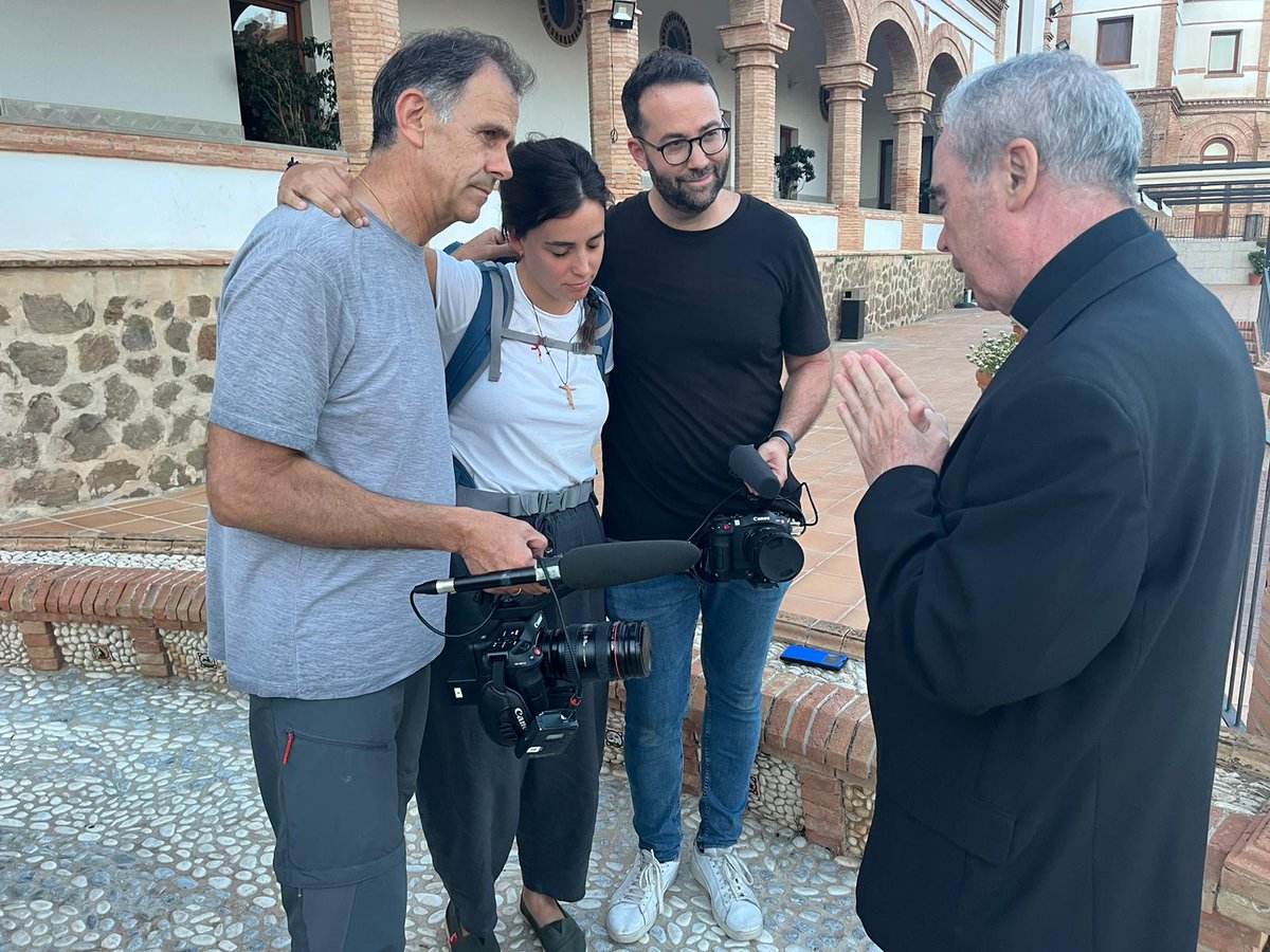 infinitomasuno's tweet image. ¡Ha comenzado el lío!

🎞️ MISIÓN: Documentar la belleza de la iglesia
👤 EQUIPO: Una panda de locos enamorados de este proyecto
⛽ COMBUSTIBLE: Vuestro apoyo y oración

Familia, ¡ésto ha arrancado! 

Cámaras bendecidas, y a intentar no estorbar mucho al Espíritu Santo.