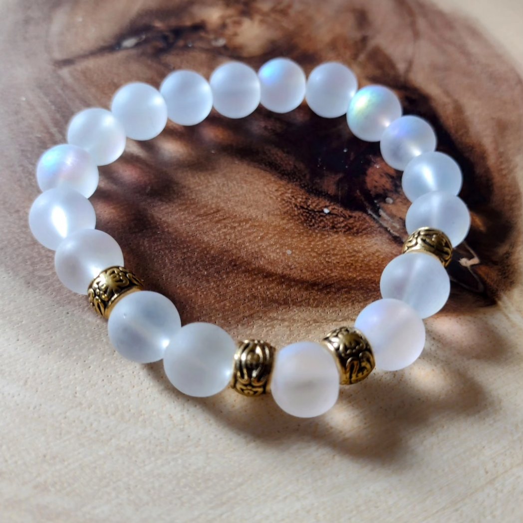 Made with larger moonstone beads & brass spacers this beautiful bracelet will stand out on any occasion. Moonstone is good for activating your creative and intuitive power of feminine energy #mhhsbd #CrystalJewellery #Handmade #Giftsforher #Shopsmall

etsy.com/listing/146994…