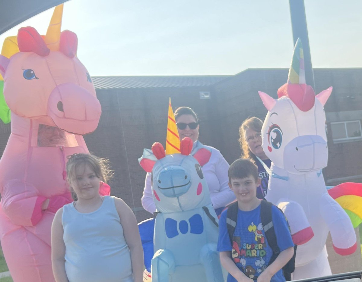 cummins2082's tweet photo. Last day of school fun with unicorns at @Creekvw_Tweets Not sure who enjoyed it more, those who dressed up or the students 🤔😅🦄💜 https://t.co/DSh9ivp09A