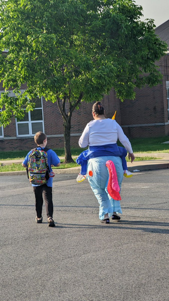 cummins2082's tweet photo. Last day of school fun with unicorns at @Creekvw_Tweets Not sure who enjoyed it more, those who dressed up or the students 🤔😅🦄💜 https://t.co/DSh9ivp09A