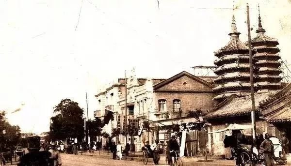 cskun1989's tweet photo. 在北京古城被摧毀得面目全非之后，北京市行政中心包括党政四套班子数十万人才不情愿迁往通州，新贵们正在实施更大的清城计划，把一部分央企、高校迁往雄安新区，从而减缓北京城的人口压力和交通压力，然而这种努力并不能解決根本问题，许多国家的行政中心都是另起炉灶，现在唯一能让北京城变得清静的办法，只有把中央机关和几百万吃皇粮的人员全部迁往雄安，才能让雄安的投资项目不至于荒废，也才能根治北京城市顽症。

早就有人说北京城没有毁于战争，没有毁于革命，而是毁于建设。当年傅作义将军生怕战争毁了北京城，成为千古罪人，开城投降，使得国共政权顺利交接！但中共以保护古城名义占领了这座千年古城，并根本不爱惜不在乎这座古城！

几十年前，绝望的建筑专家梁思成跪抱城砖，仰望苍穹，大放悲声：“五十年后，你们会后悔的！”可50年后的2011年，这座城市的统治者依然没有后悔，甚至把梁思成的故居也给拆了。

1948年11月，即将打下江山的中共认为蒋介石把国都建在南京，中共要把国都建在北平，因为在北平有很好的群众基础，有广大的工人阶级和劳动群众。在1948年3月王稼祥向中共中央建议几个候选城市被否决后，北京最终成为首都。当时，梁思成作为北京市规划委员会副主任，极力反对“苏联专家”以天安门为中心改造北京，建议完整保护北京古城，中央政府到北京西部建设新址办公。如果梁思成的建议被采纳，北京古城，会成为一座世界級的城市博物馆。今天即使把所有中央机关都迁出北京也无法恢复古城的原貌，只是验证了当年梁思成对彭真所说的话：50年后，历史将证明你是错误的，我是对的。

北京曾是多朝帝都，城市历史可追溯至3000年前。秦汉以来，北京一直是北方重镇，自春秋战国时期被燕国立为国都始，先后称蓟城、燕都、燕京、大都、北平、顺天府等。辽、金、元、明、清等帝统时代及民国北洋政府时期至49年后，北京均为都城。

1949年建政之初，彭真站在天安门城楼上对梁思成说：毛主席希望将来从这里望过去，要看到处处都是烟囱。梁思成大吃一惊，他认为北京是古代文化建筑集中的城市，不应该发展工业。最好像华盛顿那样，成为政治文化中心。

后来，梁思成与南京中央大学建筑系教授陈占祥共同完成长达2.5万字的《关于中央人民政府行政中心区位置的建议》，内容主要有两条：一是主张全部保存城区所有的房屋，不同意在北京内城、外城建设新楼房和新工厂，旧城完全按原貌保存，使它成为一个历史博物馆；二是建议北京新行政中心建在月坛以西、公主坟以东一带，以五棵松为中心建设一个新北京。形成一个多中心又有限制的市区，既保护了旧城，又促进各自区域内的职住平衡，降低长距离的交通量。史称“梁陈方案”。

方案受到苏联专家强烈反对。1949年刘少奇访问苏联，请斯大林派专家帮助搞市政建设。苏联人九月就来到北京，以莫斯科市苏维埃副主席阿布拉莫夫为团长来了个17人，有建筑、水利、下水道、道路方面的专家。

苏联人一再说要保护、利用和发展古城。但在选择北京行政中心设计地点上和梁、陈发生严重分歧，赞同建筑师朱兆雪、赵冬日的意见：以天安门为中心，向四周逐步扩建。称党中央和政务院已经在中南海了，天安门这一带已经设了重要部门，高等法院、公安部、重工业部都在东交民巷，外交部在东单北边，天安门已经是新的行政中心了。

苏联人甚至抬出斯大林：莫斯科市的建设规划和莫斯科行政中心是红场，是斯大林亲自规划、亲自定的。当年在苏联也有争论，当时有人主张保存旧莫斯科，在城外另建新的中心，受到斯大林的严厉批评。当时北京市召集市政负责人和专家开会讨论苏联人的建议，除梁陈等少数人之外，竟得到一致通过。于是，1950年2月，苏联老大哥提议改建、扩建北京旧城的方针被批准，自此古城北京浩劫开始至終。

1953年5月，北京开始拆除牌楼。梁思成夫人、著名建筑师林徽因当面指着吴晗的鼻子怒斥。林徽因还对彭真说：你们拆掉的是800年的真古董....有一天，你们后悔了，想再盖，也只能盖个假古董了！

1954年，因西单到新华门段路窄，影响游行队伍通过，决定将金代建成的矗立于几百年风雨之中的庆寿寺及双塔夷为平地，原址上建起电报大楼。双塔存在的往昔，人们形容：早晨太阳似出似不出的时刻，站在西单牌楼东南角老长安戏院门外朝东看，就会看到两座塔，一在路南，一在路北。这个因光学作用所造成的景像便是燕京十景之一的长安分塔。

上世纪80年代初还几乎保存完整的3000多条北京古城胡同，到90年代仅剩1200余条。后来胡同消失的速度更快。仅2007年9月，北京就有361条胡同同时被拆。胡同与四合院骨肉相连，胡同的消失就意味着四合院的消失。胡同的消失也使得北京的古都风貌底色完全褪去。
