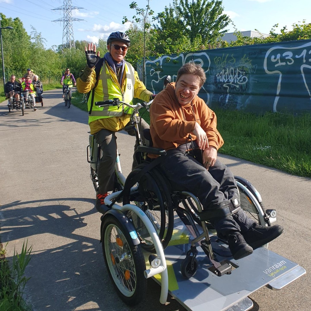 DeFietsambGent's tweet photo. De fietstaxi voor minder mobiele personen blaast 1 kaarsje uit! 🎂 Om dat te vieren trokken we in een stevige stoet de stad door. Een applausje voor...
👏 4254 ritjes
👏 56 vrijwilligers
👏 50 klanten per maand

Meer weten? https://t.co/F471rGmZWJ https://t.co/FL3Vod32Z8