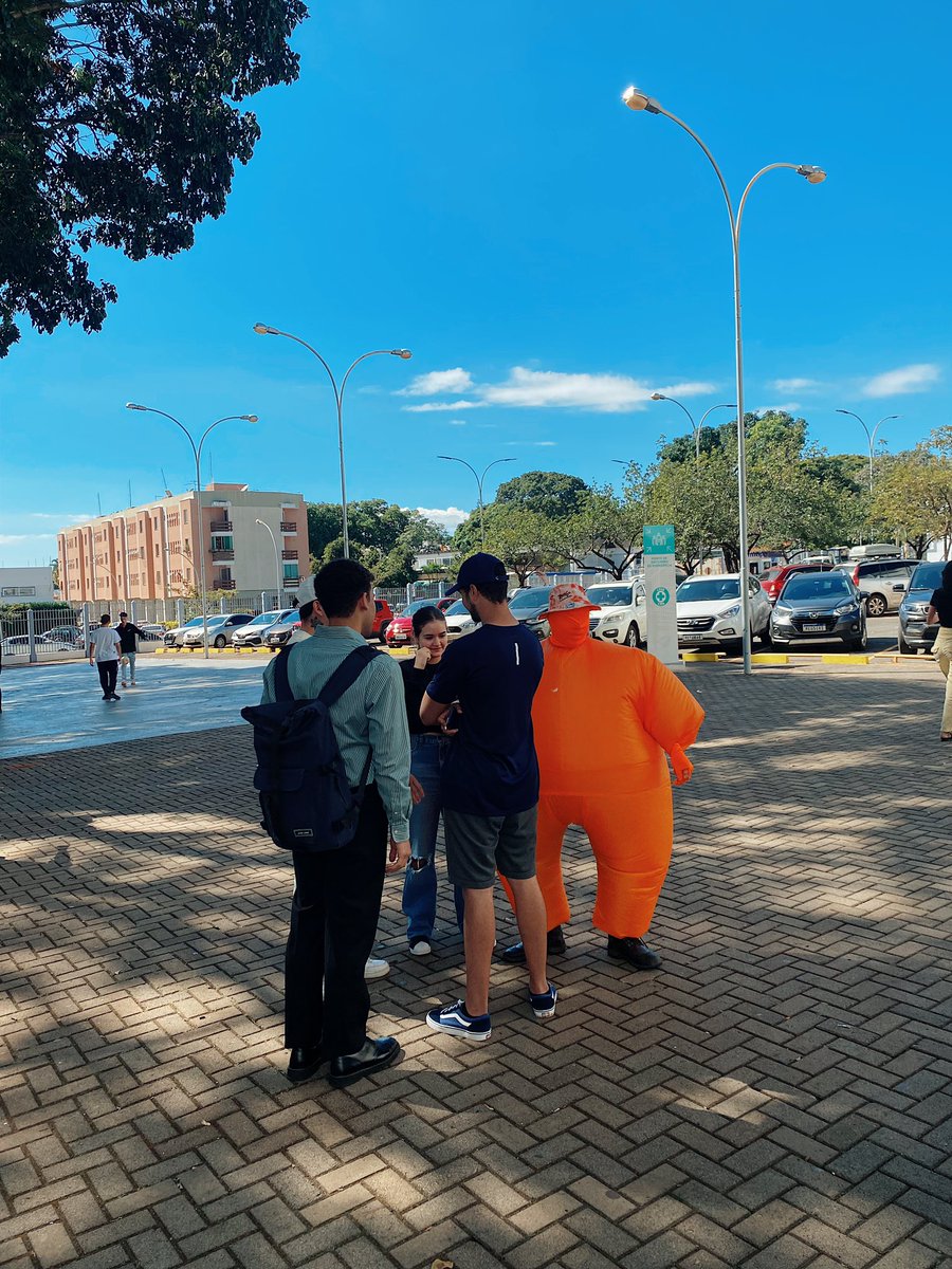 rangosemfila's tweet photo. 🚨URGENTE🚨 

Ranguinho é visto coagindo estudantes a furar filas no CEUB, entenda o caso: https://t.co/50ijiOCknE