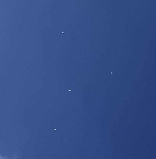 HuibKuiper's tweet photo. Vier onbekende “parachutes” in de lucht boven #Barendrecht #Rotterdam ??? https://t.co/rIACH5i2Th