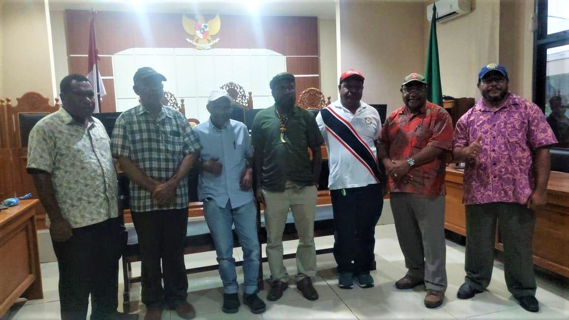 hurimonitor's tweet photo. Papuan activist Victor Yeimo has been found guilty and sentenced to eight months imprisonment by the Jayapura District Court. #WestPapua #WestPapuaConflict #HumanRights #ViktorYeimo https://t.co/NsdRil1Wa8