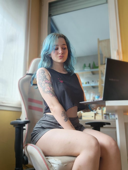 D'apr&egrave;s toi il y a quoi sur mon &eacute;cran ? 🙄 https://t.co/NpkwJzlEEZ