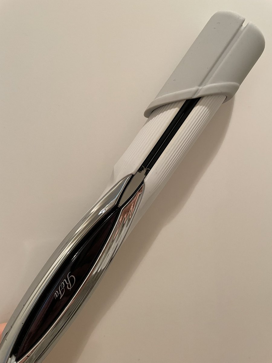 Choco_cake_lov's tweet image. #ストレートアイロン
壊れる悲劇。
いきなり壊れられても予備とかあるわけないし😱

急ぎで仕事帰りに買いに行きました。

誕生日プレゼントでもらった
#ReFa 😭

迷っている時間はない！
#TESCOM

私が重視するのは
重さ、大きさ、立ち上がりの速さ
挟んだ時の隙間！以上☹️