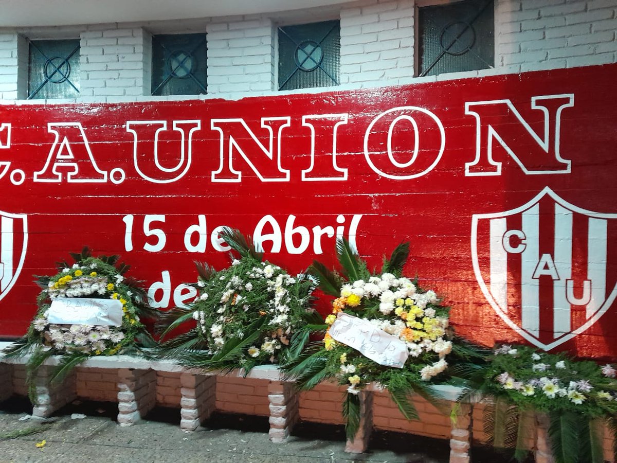 MelaniRosas0's tweet photo. #Unión | Dos personas dejaron coronas fúnebres en la sede del Club Atlético Unión de Santa Fe, con unos mensajes. La Fiscalia inició de oficio una investigación por las amenazas a dirigentes del club, si hay delito, esto se sumará como un elemento para aportar a la investigación. https://t.co/2py1RnZ9UB