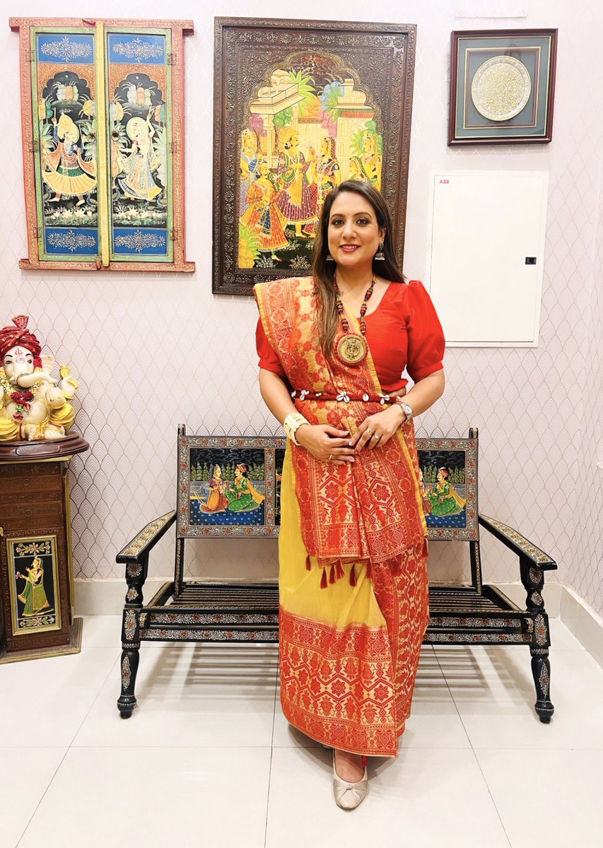 India is renowned for its incredible diversity in craftsmanship in handlooms 👏🏻

Happily donning the Assamese #MekhelaChador with beautiful hand embroidery 💕

Kudos to the talented weavers for maintaining our rich traditional cultural legacy 🌟

Let us all Support our handlooms