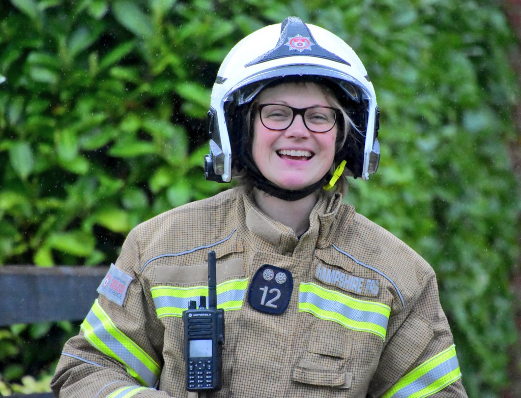 Firesnapper999's tweet photo. Fireman?? 🤦🤦🤦 #CommunityFirefighters https://t.co/mFD7FPokiH