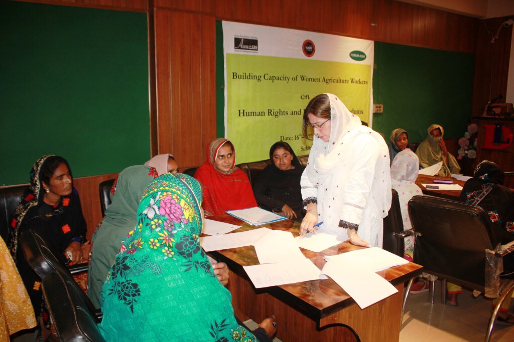 MZRAWAZ's tweet photo. 63 women agriculture workers geared up at #RYKhan & #Sukkur to demand formal labour status for 7.6 million women workers in the agricultural fields of #Punjab & #Sindh in #Pakistan @NARIPakistan @Awazcds2 @PDA4SDGs @forum_asia @BROT_furdiewelt @adhikaridpa @PrarthanaRao4 #SDG8 https://t.co/nUFog1PjW2