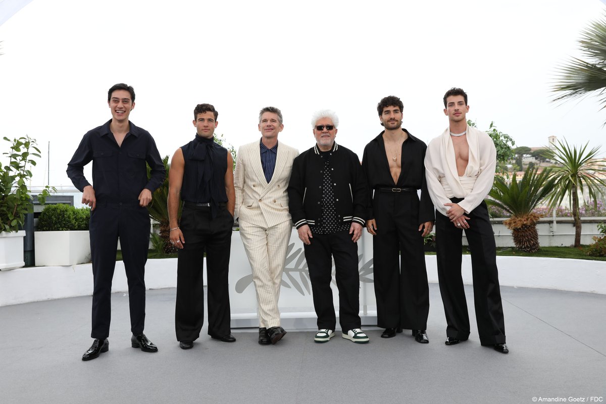 Festival_Cannes's tweet photo. 📸 1 film, 1 #Photocall : EXTRAÑA FORMA DE VIDA de PEDRO ALMODÓVAR
-
📸 1 film, 1 photocall STRANGE WAY OF LIFE by PEDRO ALMODÓVAR
Avec l'équipe du film / With the film crew
#Cannes2023 #SéanceSpéciale #SpecialScreening https://t.co/k7OrnQzNSX