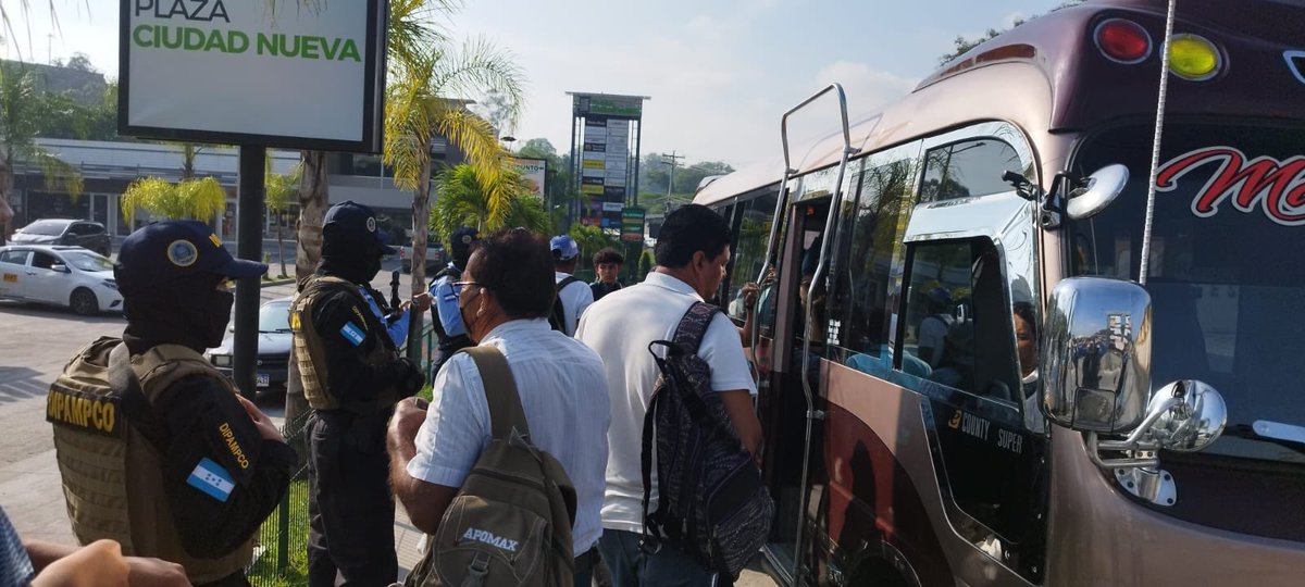 DNSTUHonduras's tweet photo. #OperaciónCandado
@DIPAMPCOHN a través de la #DSTU Fortalece su operatividad en el sector transporte, con acciones de prevención, control y orden en terminales del transporte urbano e interurbano.
#TransformandoElTransporte https://t.co/hMKe2JUFCl