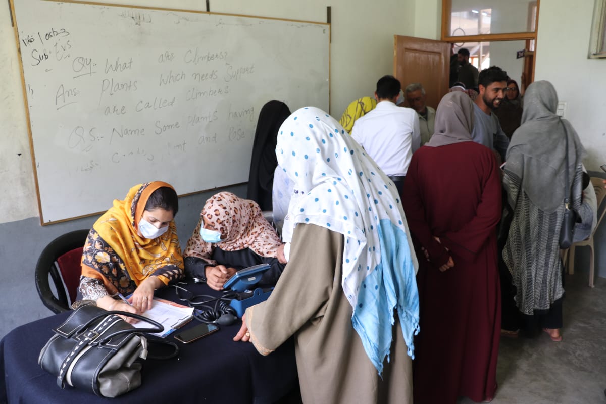 KOSCRPF's tweet photo. 179 Bn #CRPF organized an impactful medical camp at Arampora #Sopore. The local community's overwhelming response &amp; active participation resulted in numerous beneficiaries receiving doctor consultations and essential meds.
#CRPFcares
@crpfindia
@MSBhatiaIPS
@CRPFmadadgaar https://t.co/pI7aPlURHG