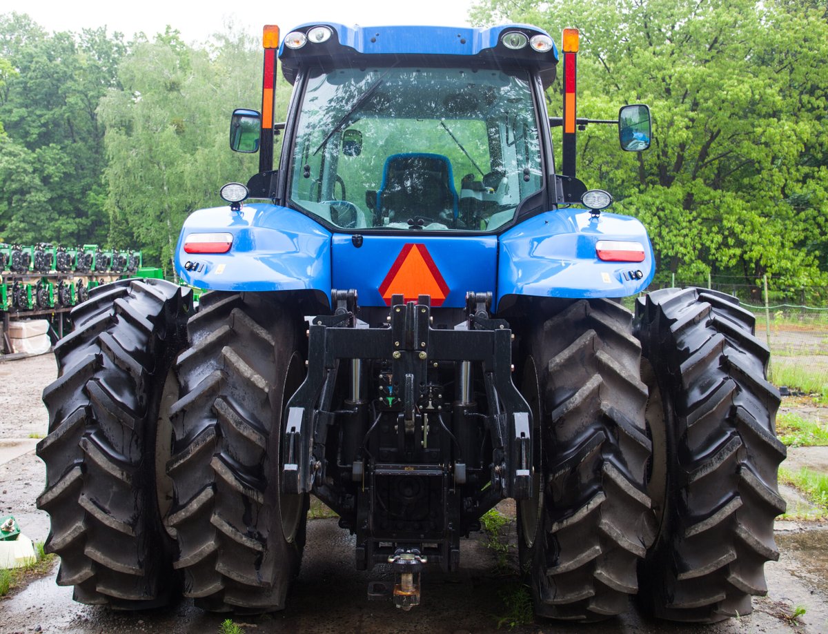 It’s Canada #RoadSafetyWeek: remember that road safety is a 2-way street! It's the perfect time to talk with family & friends about safe driving practices on roads. Whether driving a car or tractor, road safety is a responsibility we all share.
#CdnAg #PEIAg #FarmSafetyEveryday