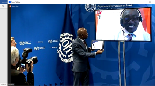 ILOAfrica's tweet photo. 🔴Reconnaissance
 32 staffs de l'@OITinfo dont 3 de @ILOAfrica ont reçu ce mercredi de @GilbertFHoungbo, le Prix d'ancienneté après 25 années de service. 

#OneILO
#Justicesociale
#TravailDécent https://t.co/PP40EyxGl1