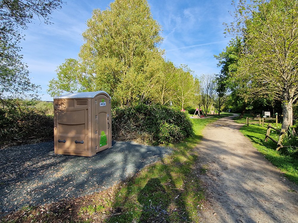 La commune a souhaité mettre à disposition du public, sur le port, des #toilettessèches accessibles PMR et poussettes. Louées pour 4 mois par la commune, leur installation a été pensée dans le respect de l’environnement et le souci d’économie d’eau.