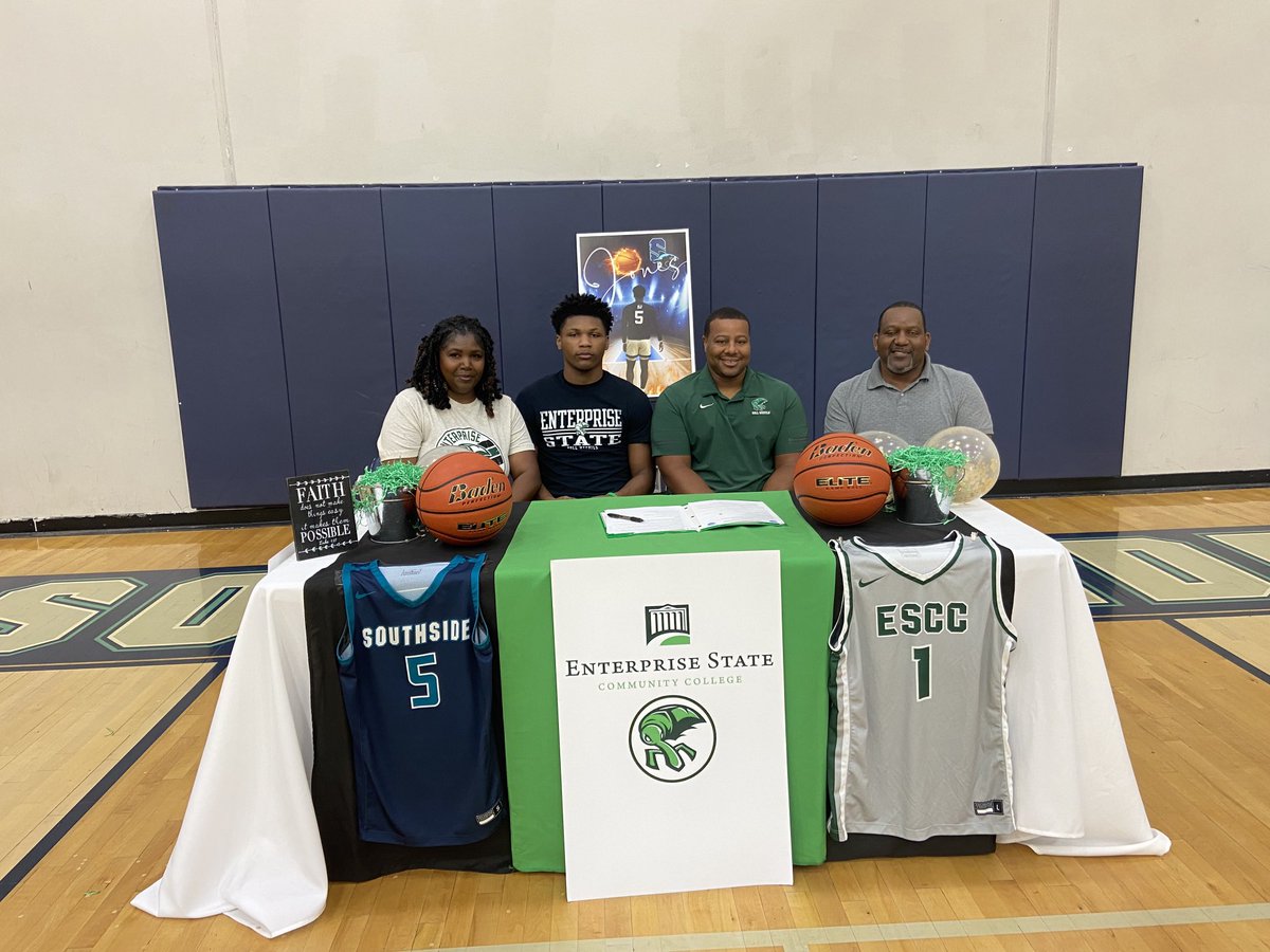 SHARKShoops2022's tweet photo. ⁦@weevilathletics⁩ ⁦@JeremaineWillia⁩ ⁦@DynellJonesjr⁩ great day for the Sharks. Coach Williams wanted to come through and make sure he was there for the moment. Thanks Coach for taking a chance on a great kid in DJ. He will not disappoint. https://t.co/daxkLsIFTE