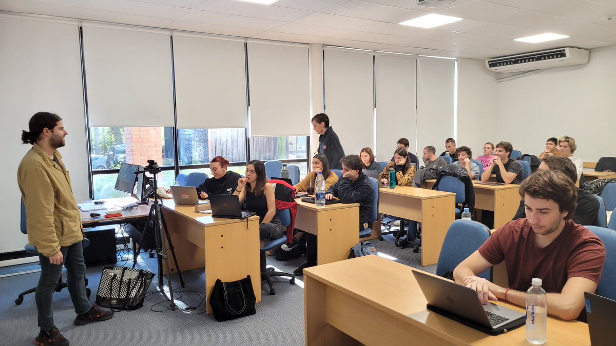 Fran, fundador de #soyamande , amande.com.ar en el curso de entrepreneurship de la #udesa. Gran experiencia de uno de nuestros graduados emprendedores...Gracias Fran!!!