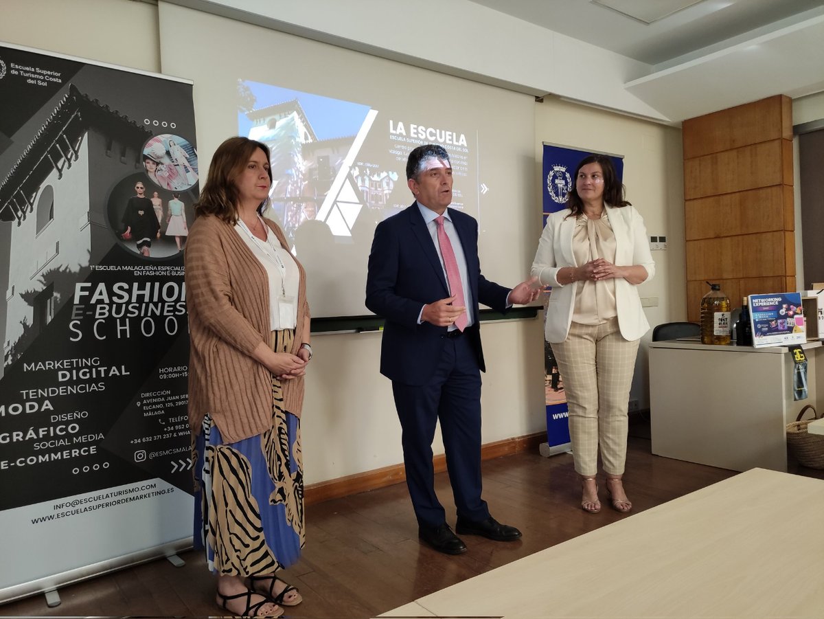 malagaproinver's tweet photo. La edil de Promoción de la Ciudad y Captación de Inversiones, Rosa Sánchez, acudió ayer a un nuevo #NetworkingExperience de @promalaga en @ESTCSMalaga al que asistieron emprendedores de la Red de Incubadoras de #Promálaga
#MarcaMálaga https://t.co/PtwZS6JN8w