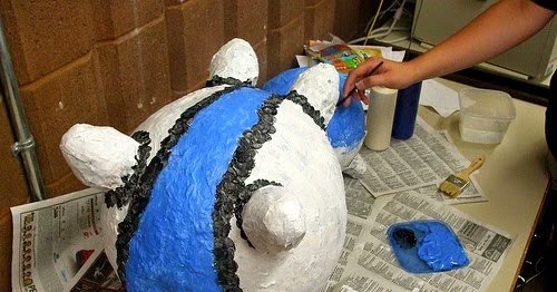 Amberor's tweet photo. Fabriquer du papier mâché #naturel : la technique des #bandes #papiermache #diy https://t.co/brDTWuHC9C #papiermâché #technique #bandes #loisirscréatifs https://t.co/ZUTnmIJ81s