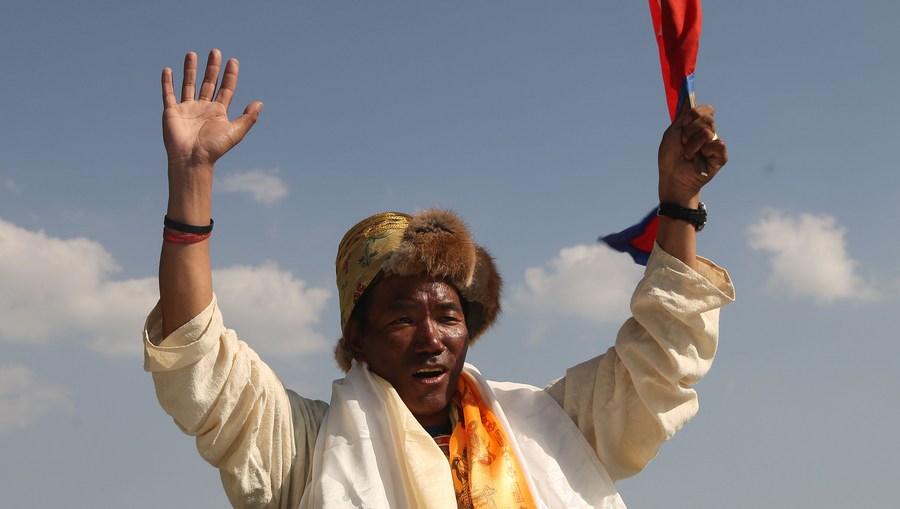 XHSports's tweet image. Nepali climbing guide Kami Rita #Sherpa has scaled Mt. #Qomolangma for a #record 27th time xhtxs.cn/HY4