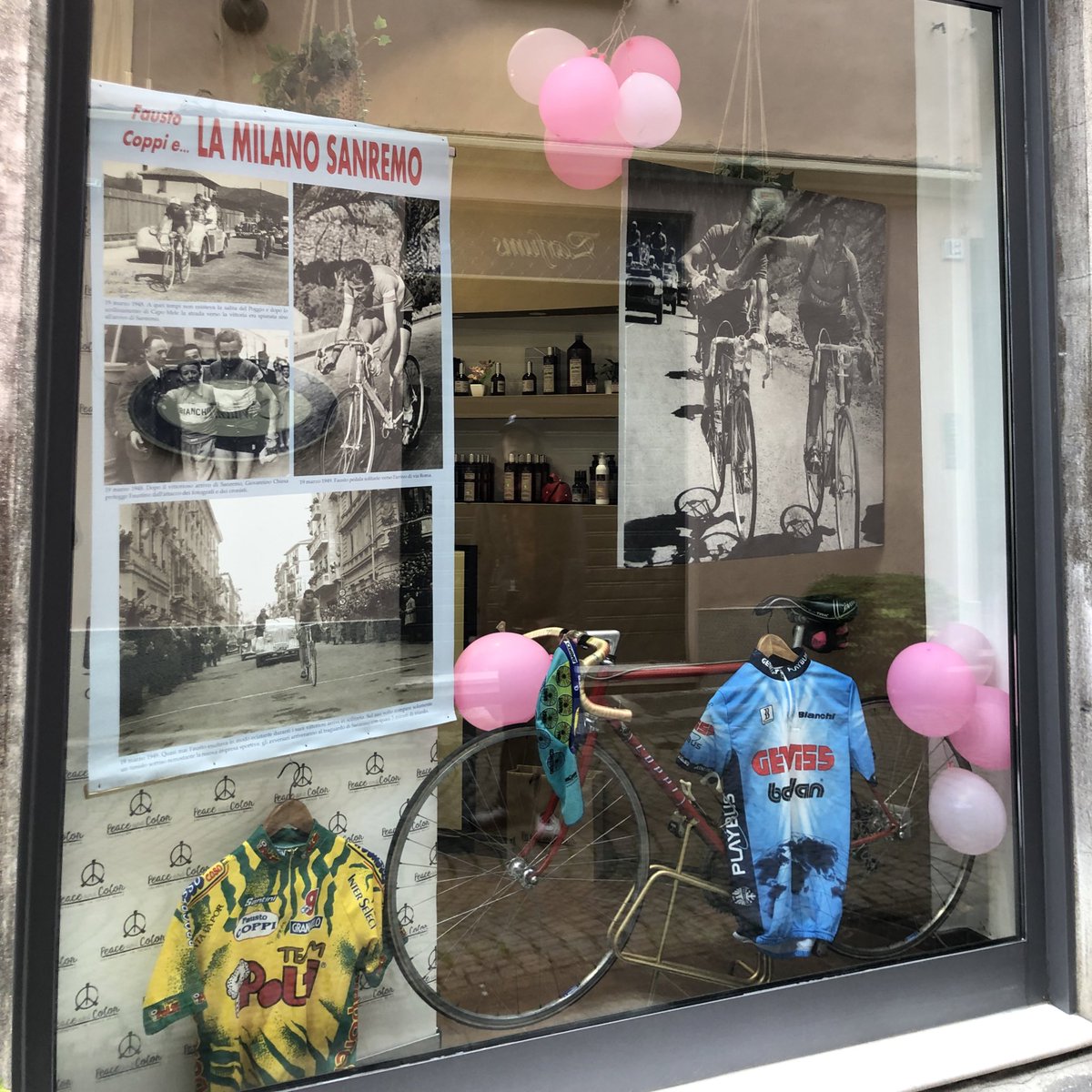 ventolaterale's tweet photo. Tortona in attesa del Giro è letteralmente tappezzata di immagini di Coppi ❤️
Nel prossimo podcast di @ACDPeloton e di Fuori Tempo Massimo (@fenomeno_pod) una domanda speciale da una persona speciale 👀
#CoppiPedia #Giro https://t.co/YDMmQtUUqw