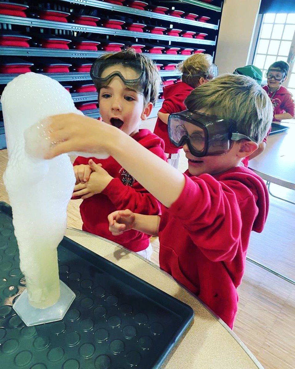 ArnoldHouseSch's tweet image. In the afternoon of their Science Nature Day @fabscience treated the Year 1 boys to investigations and experiments. #learningbydoing #year1science #fabscience #sciencepracticals #canonspark #arnoldhouseschool