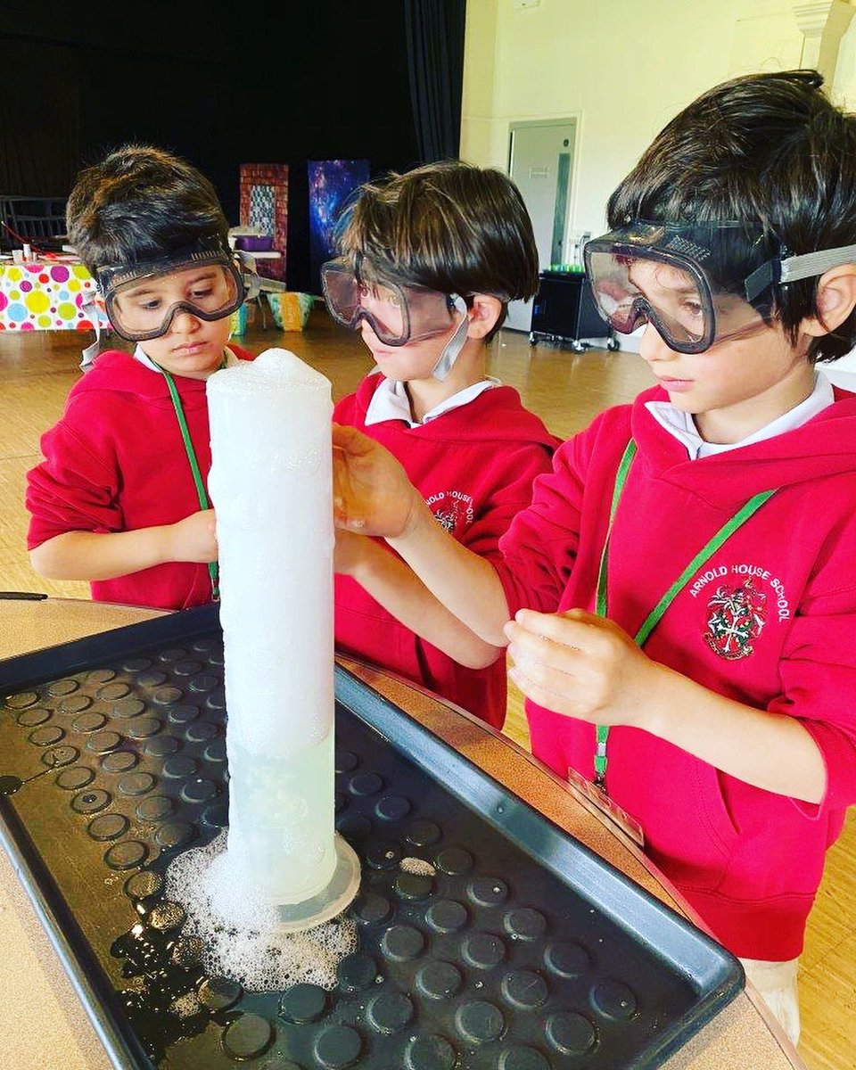 ArnoldHouseSch's tweet image. In the afternoon of their Science Nature Day @fabscience treated the Year 1 boys to investigations and experiments. #learningbydoing #year1science #fabscience #sciencepracticals #canonspark #arnoldhouseschool