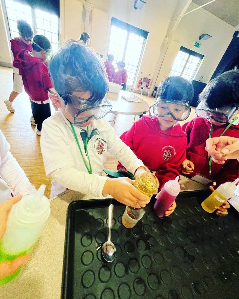 ArnoldHouseSch's tweet image. In the afternoon of their Science Nature Day @fabscience treated the Year 1 boys to investigations and experiments. #learningbydoing #year1science #fabscience #sciencepracticals #canonspark #arnoldhouseschool