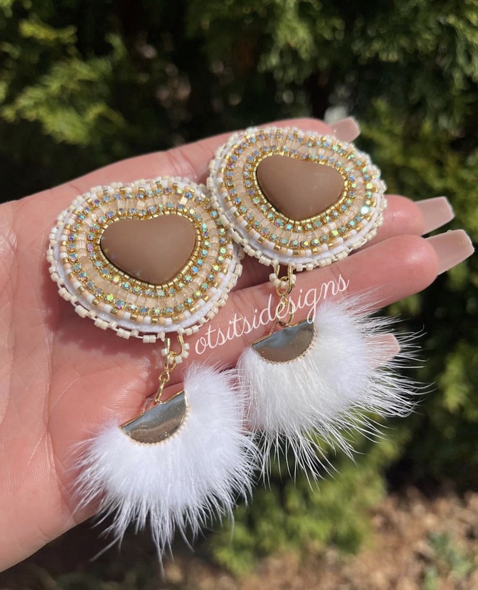 otsitsidesigns's tweet image. i love these beauties sm ✨ not available 🤎 see available inventory on our website otsitsidesigns.square.site 

follow us on ig otsitsidesigns ⚡️ Ty for supporting Indigenous artists! 

#beadwork #nativebeadwork