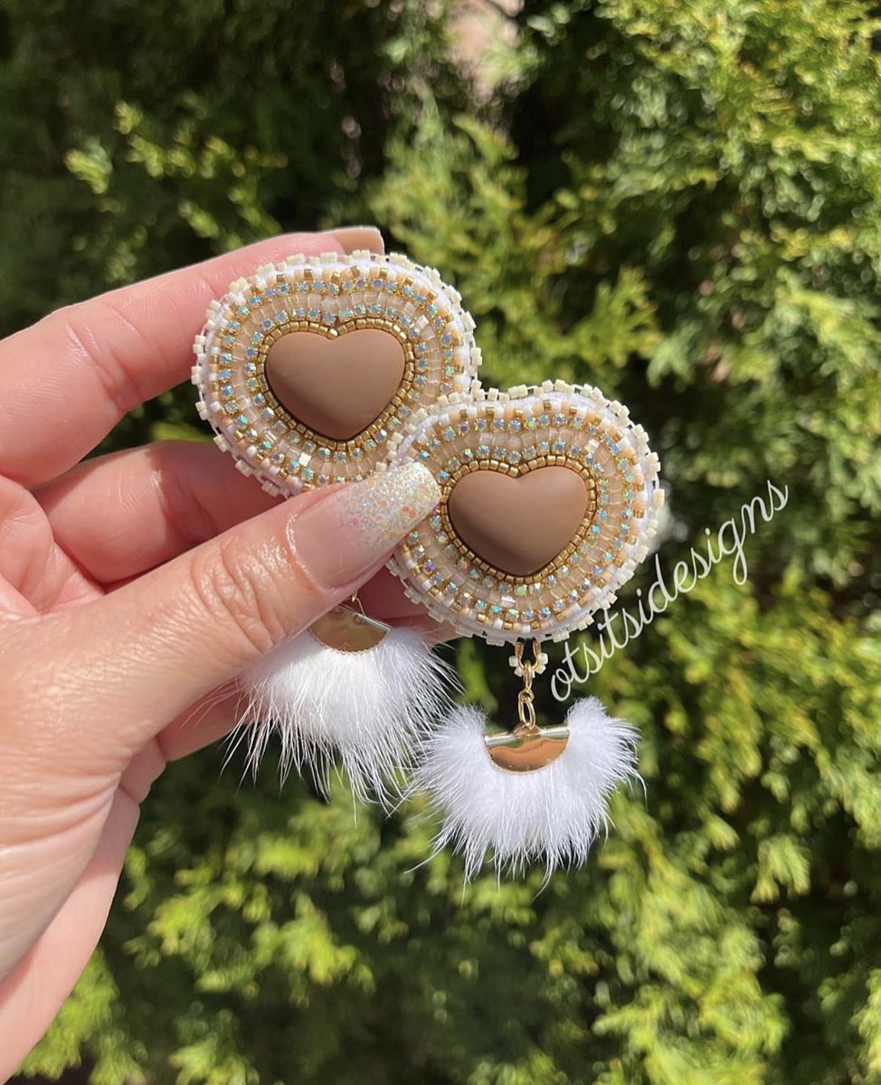 otsitsidesigns's tweet image. i love these beauties sm ✨ not available 🤎 see available inventory on our website otsitsidesigns.square.site 

follow us on ig otsitsidesigns ⚡️ Ty for supporting Indigenous artists! 

#beadwork #nativebeadwork