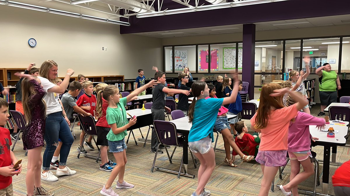 KaraTaylorhd4's tweet photo. Last day of school fun.  @Jordankay24 @HoldregeDusters #thedusterway https://t.co/VSmAkXn3dD