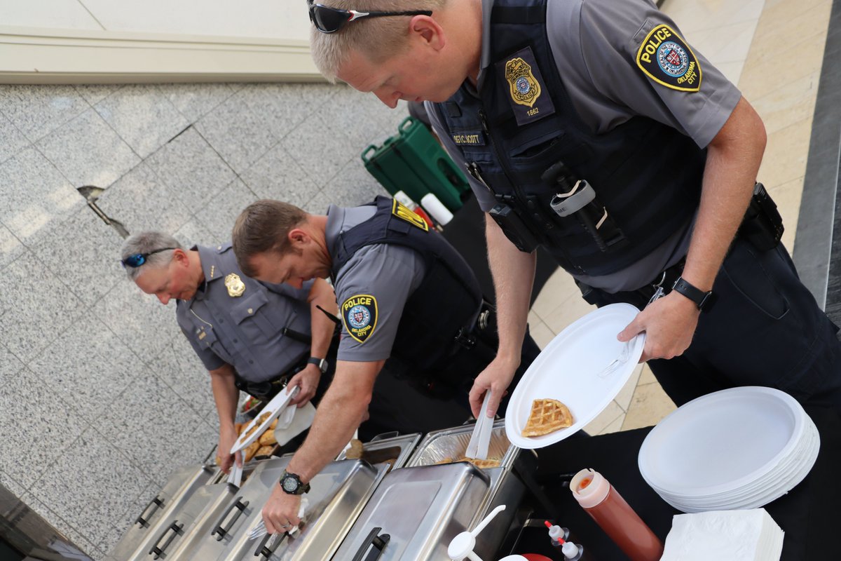 OKCPD's tweet photo. Thanks to @PennSquareMall for recognizing law enforcement this morning with a "Thank You" breakfast. 

Thank you! 💙 https://t.co/2OB0suVuvR
