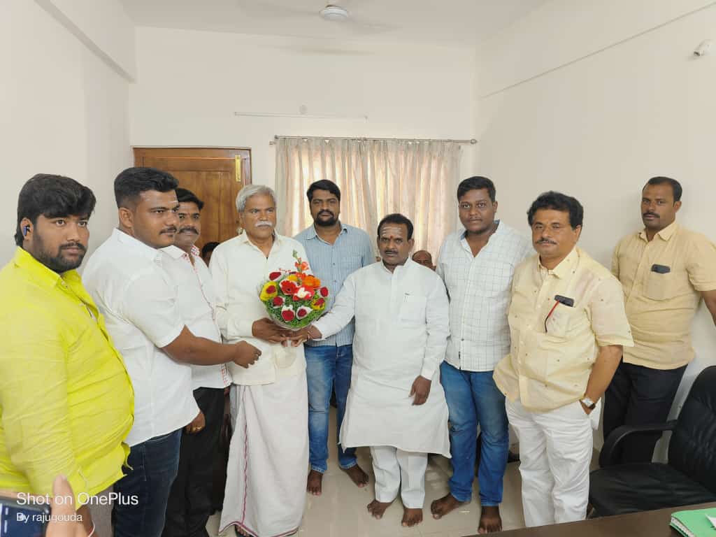 PatilChincholi's tweet photo. ಶಹಪೂರ ಮತಕ್ಷೇತ್ರದ ಶಾಸಕರಾಗಿ ಅಭಿರುದ್ದಿಗಾಗಿ ಮತ್ತೊಮ್ಮೆ ಆಯ್ಕೆಯಾದ ಶ್ರೀಶರಣಬಸಪ್ಪಗೌಡ ದರ್ಶನಾಪೂರ ರವರನ್ನು ಇಂದು ಶುಭಾಶಯಕೋರಿ ಅಭಿನಂದಿಸಲಾಯಿತು🌹🌺🌷❤️💞 https://t.co/wewvVJRN7E