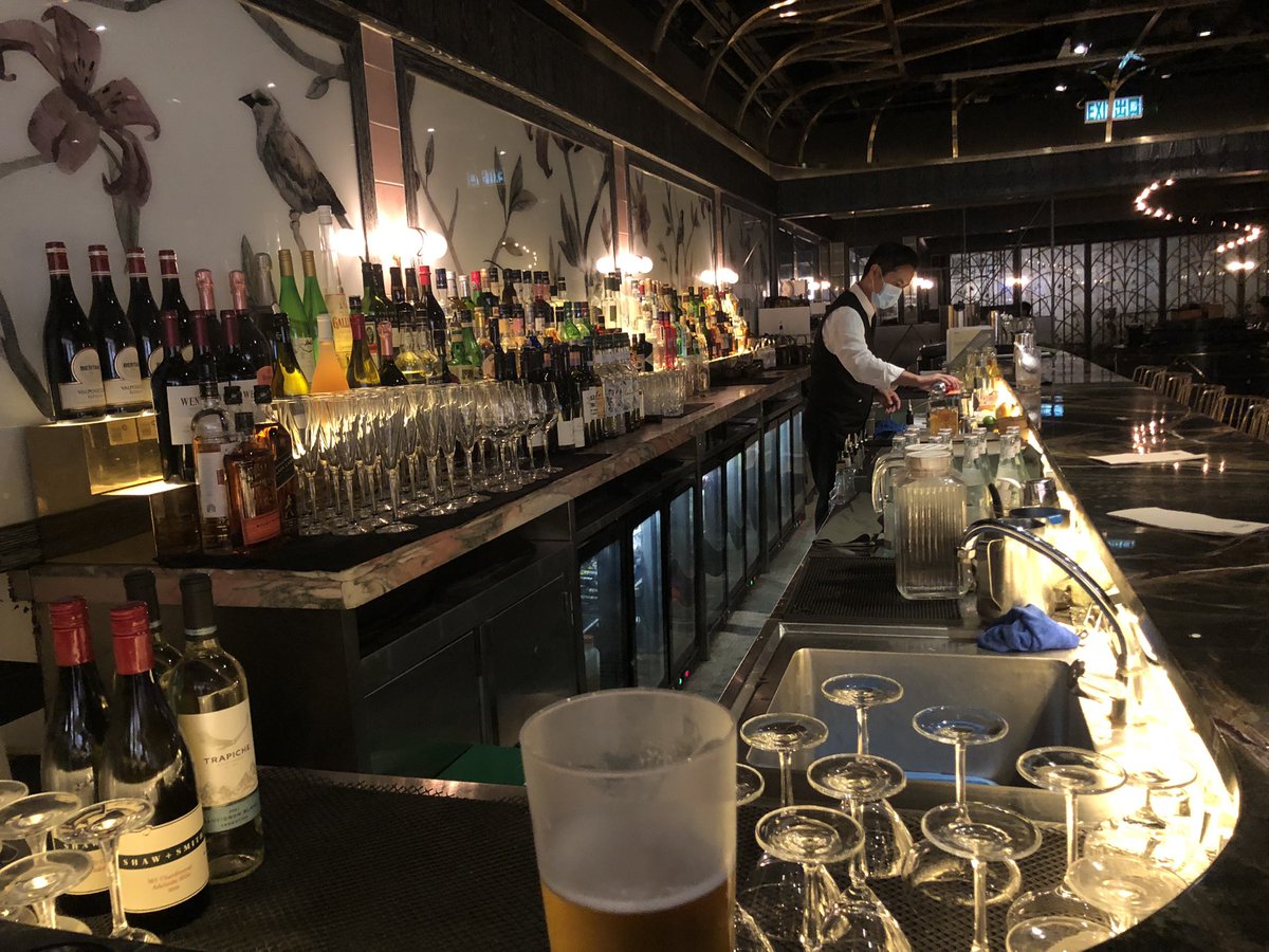 NishiNishi_108's tweet image. 香港の『dim sum library』
面白い飲茶屋さん。井げた状のは茄子、小籠包は坦々味、手前の春巻きっぽいのにはウニがのっかってる。

#dimsumlibrary