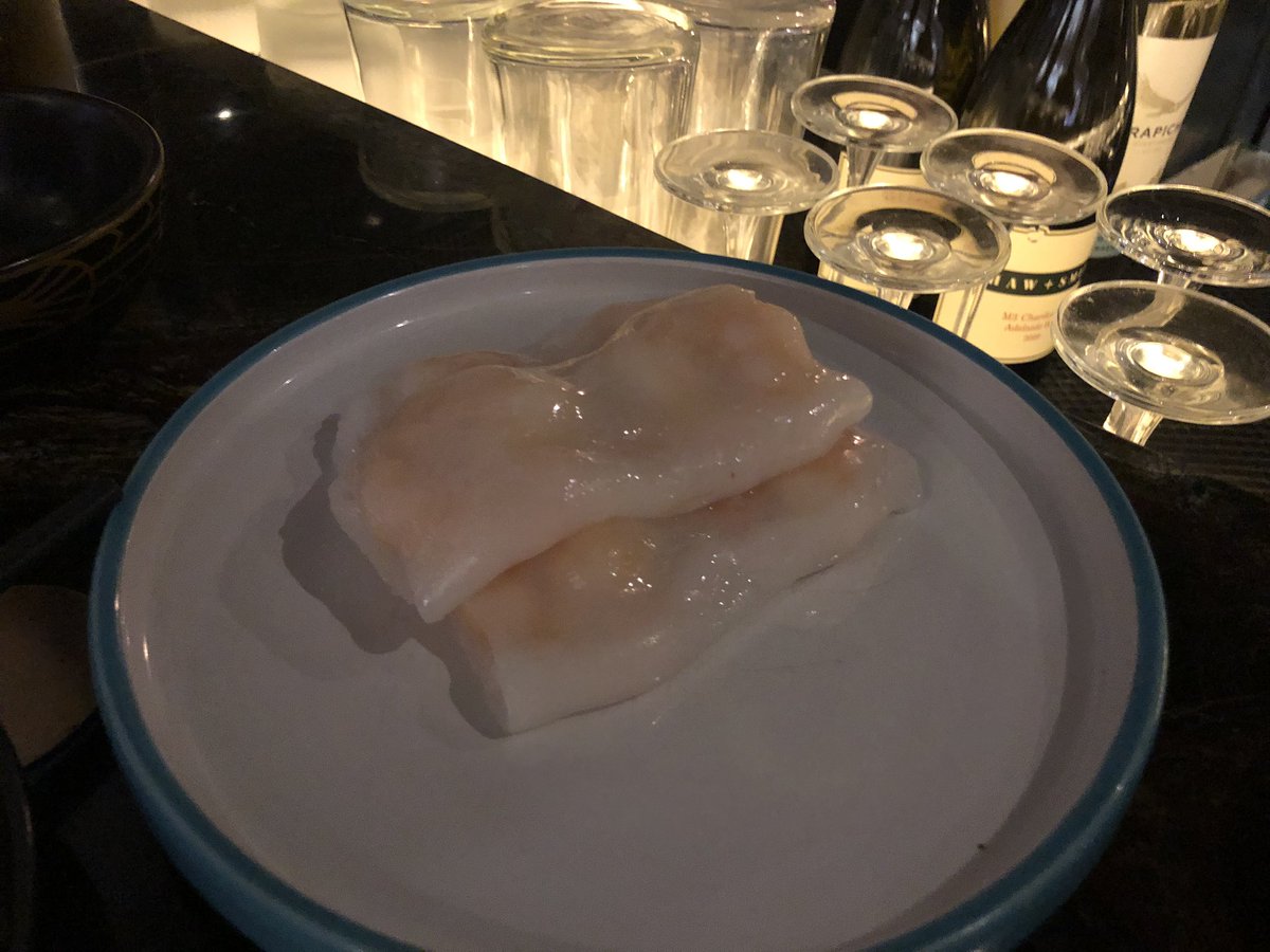 NishiNishi_108's tweet image. 香港の『dim sum library』
面白い飲茶屋さん。井げた状のは茄子、小籠包は坦々味、手前の春巻きっぽいのにはウニがのっかってる。

#dimsumlibrary